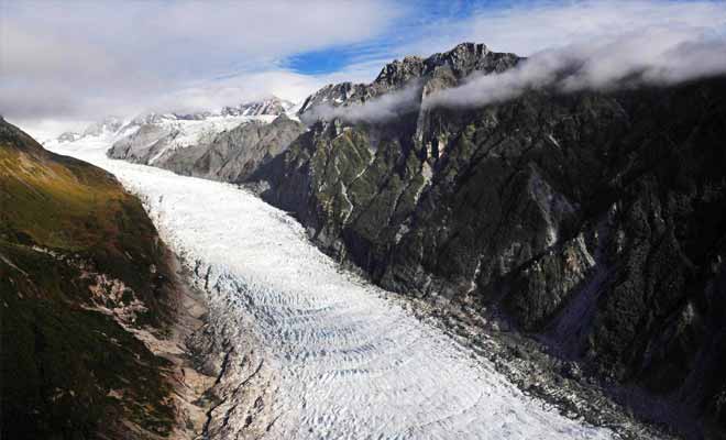 Le monstre de glace descend sur 13 kilomètres en broyant la roche sur son passage.