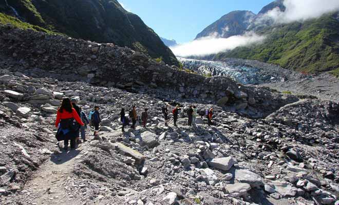 Vous pouvez rejoindre le front du glacier et profiter de la vue sans débourser un centime. Mais la visite du glacier impose de réserver une sortie accompagnée d'un guide de montagne.