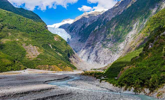 Le Fox Glacier recule chaque année à cause du réchauffement climatique alors qu'il descendait au niveau de la mer il y a encore une vingtaine d'années.