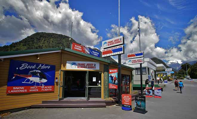 Toutes les excursions sur le glacier partent du village où se trouve le bureau des guides. C'est ici que l'on fournit l'équipement adapté pour l'ascension.