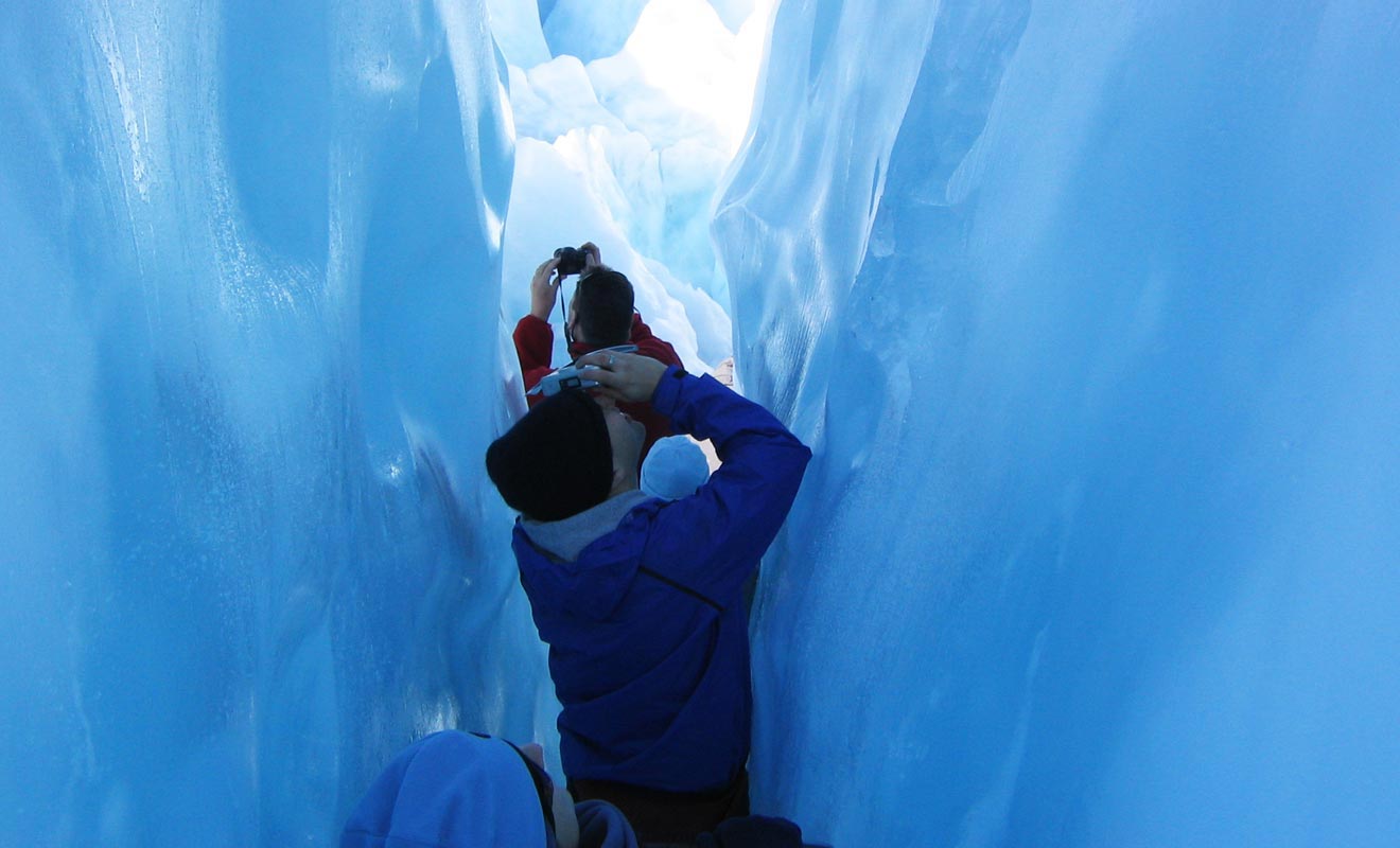 L'exploration des grottes de glaces bleue est le meilleur moment de la visite. On se croirait sous la mer !