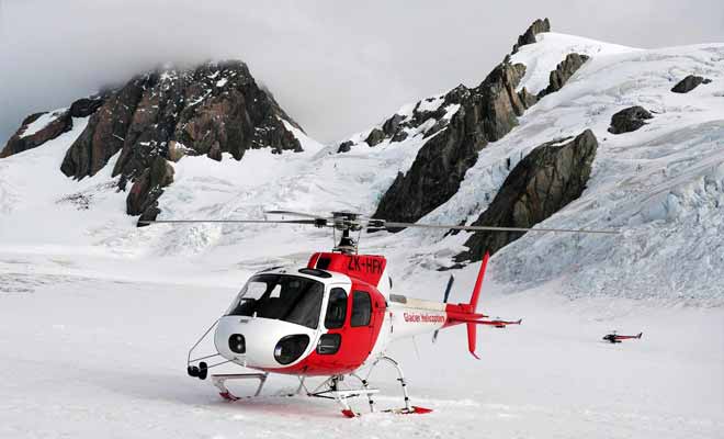 Il est possible de se faire déposer en hélicoptère au sommet. Le survol de la région est impressionnant et permet de commencer la visite à une altitude ou la glace n'est pas salie par les débris de la forêt.