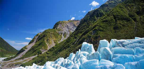 Il est rare de pouvoir visiter un glacier, car ils sont souvent inaccessibles. Mais le Fox Glacier descend jusqu'au niveau de la mer et possède des grottes de glace bleue.