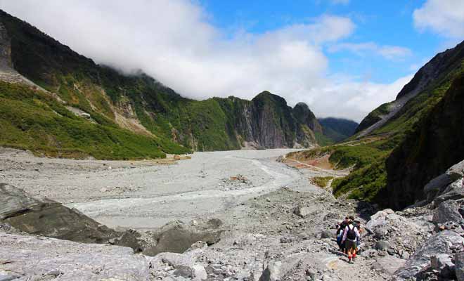 L'excursion s'achève en suivant la moraine qui rejoint la vallée puis le parking.