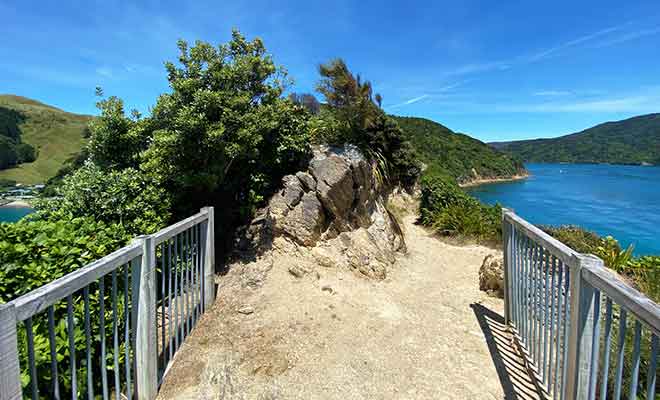 Une promenade rejoint un dernier point d'observation non loin du détroit de Cook.