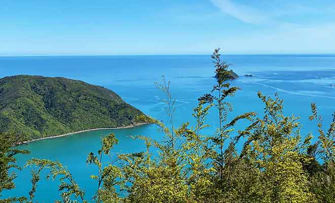 Un banc permet de s'asseoir pour admirer le panorama sur les collines et la mer.