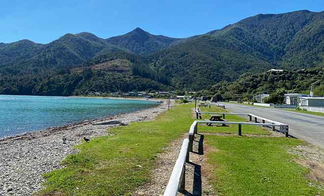Le kayak et la pêche sont des activités populaires à Okiwi Bay.