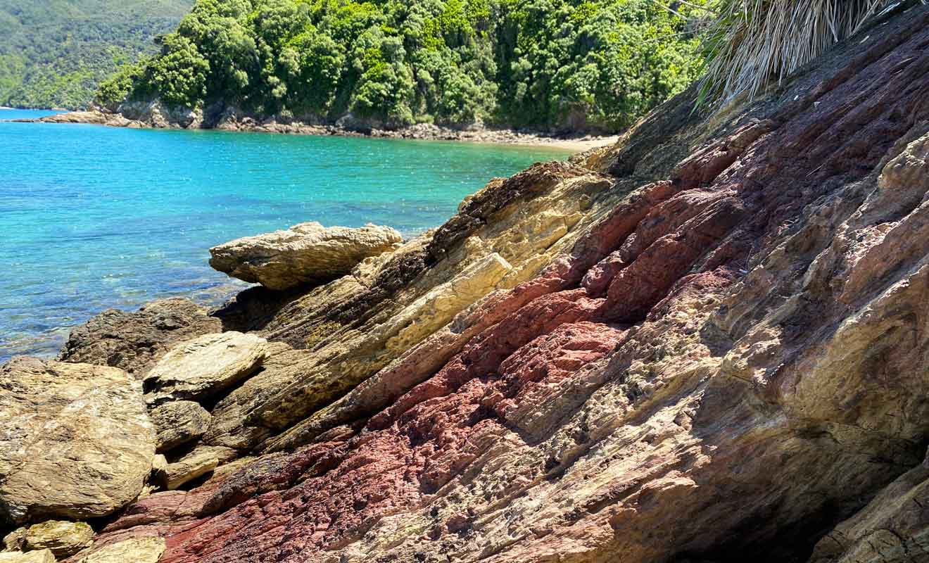 Les couches de sédiments évoquent un peu les paysages de Punakaiki sur la West Coast.