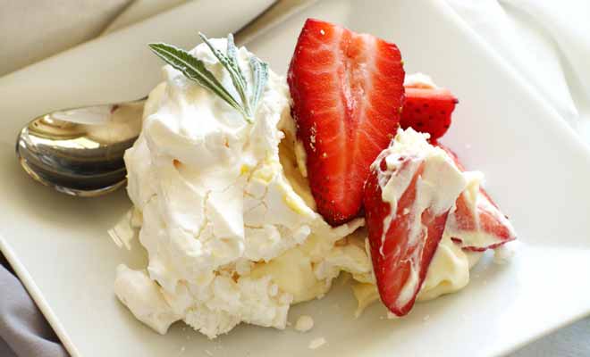 La Pavlova aurait été inventée en l'honneur d'une danseuse étoile. Néo-Zélandais et Australiens se disputent son invention, mais ce qui est certain, c'est que ce dessert meringué servi avec des fruits frais est un régal.