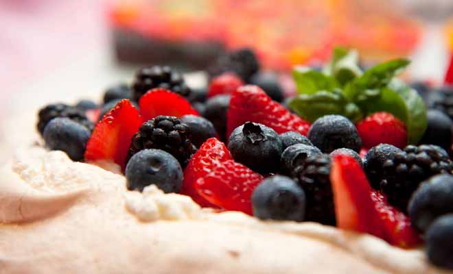 Les Néo-Zélandais et les Australiens se disputent l'invention de la Pavlova, une recette de meringue aux fruits frais baptisée en l'honneur d'une célèbre ballerine du siècle passé. C'est le dessert traditionnel que l'on sert à Noël (qui tombe en été de ce côté du globe).
