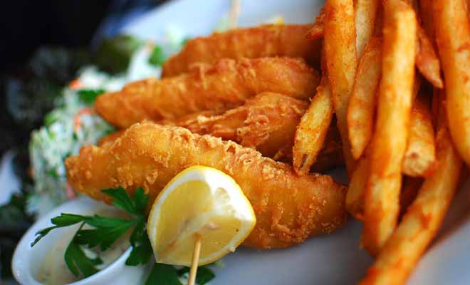 Dans un pays où les fish and chips ou les burgers sont aussi délicieux, vous aurez du mal à ne pas succomber à la tentation. Cela fait partie du plaisir des vacances, et vous auriez tort de vous en priver.