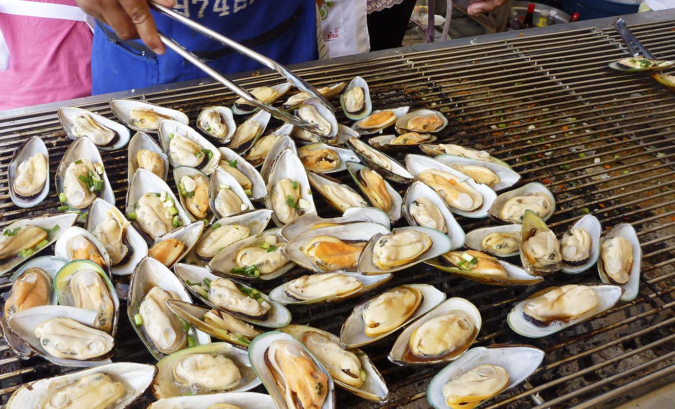 Les moules vertes géantes de Nouvelle-Zélande sont souvent cuites avec du vin blanc.