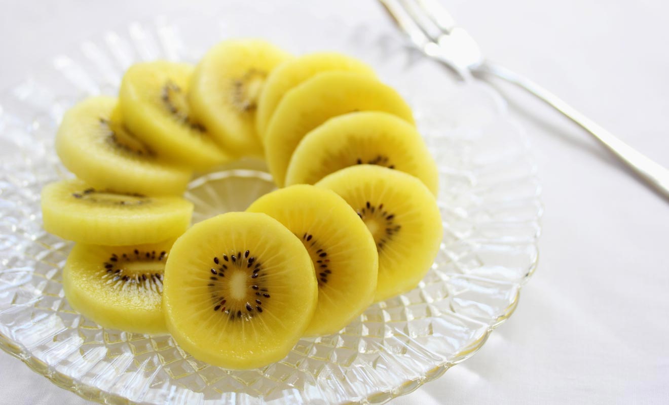 Si vous trouviez le kiwi vert acide, vous devriez essayer le golden kiwi qui est une variante plus sucrée. Idéal au petit déjeuner !