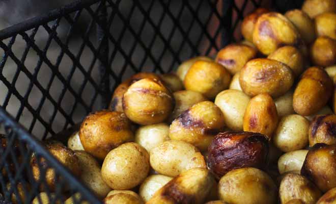 Le Hangi consiste à creuser un trou dans la terre et à y déposer des braises. Les aliments sont ensuite déposés dans des paniers en osiers qui sont protégés des braises par une fine couche de terre. On rebouche ensuite le trou et la viande et les légumes cuisent à l'étouffée.