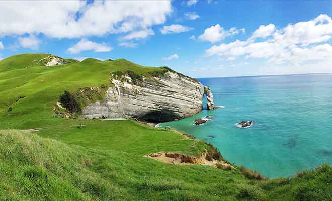 Les falaises du Cap Farewell surplombent la mer de Tasman.