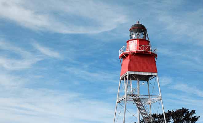 Seuls les premiers kilomètres de la plage sont ouverts au public, et il faut s'inscrire à une visite guidée pour se rendre au phare.