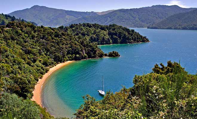 Golden Bay prolonge le parc national d'Abel Tasman et n'a rien à lui envier, avec plages orangées et des lagons turquoise.