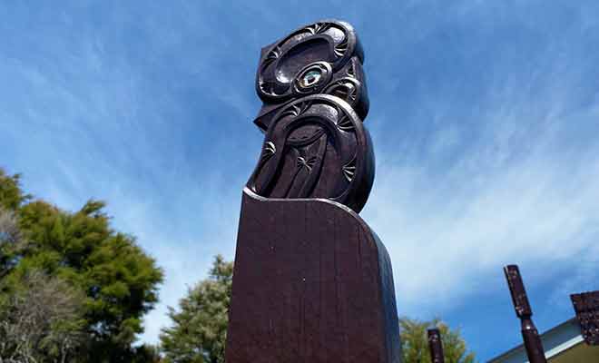 Les totems maoris sculptés près du parking confirment le caractère tapu (sacré) des Pupu Spings.