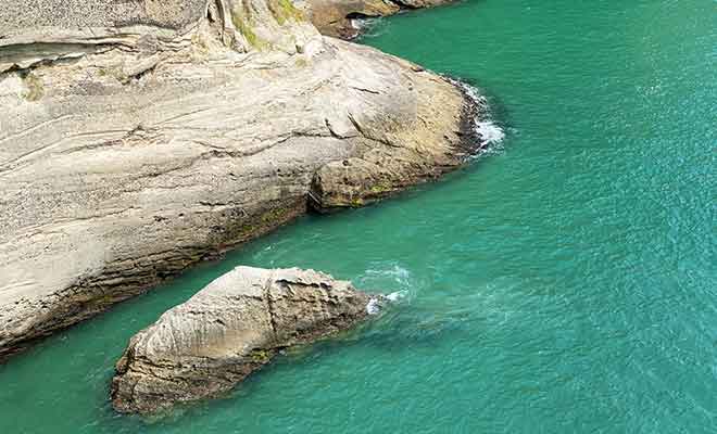 Les sédiments arrachés aux falaises sont emportés par les courants marins jusqu'à Farewell Spit.