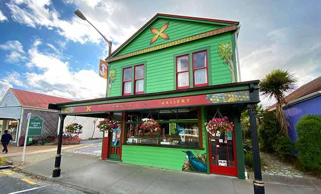 De nombreuses boutiques d'artisanat local se trouvent dans le centre-ville de Takaka.