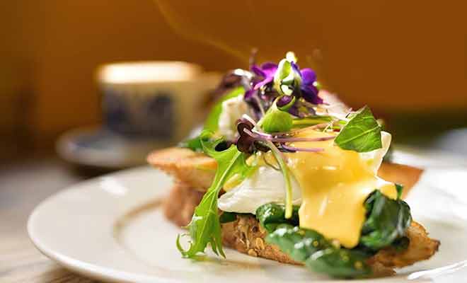 Wholemeal Café est une taverne qui ouvre tôt le matin et ferme en début d'après-midi sauf les vendredis et samedis ou l'on peut consommer jusqu'à 19:30.
