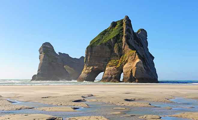 La plage de Wharariki justifie à elle seule la visite de Golden Bay.