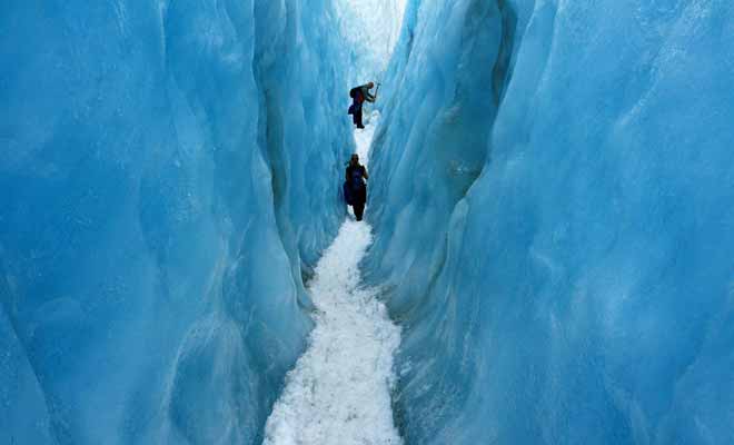 Explorer un glacier comme le Fox sans guide est très dangereux. Des crevasses peuvent être cachées par une fine couche de neige !