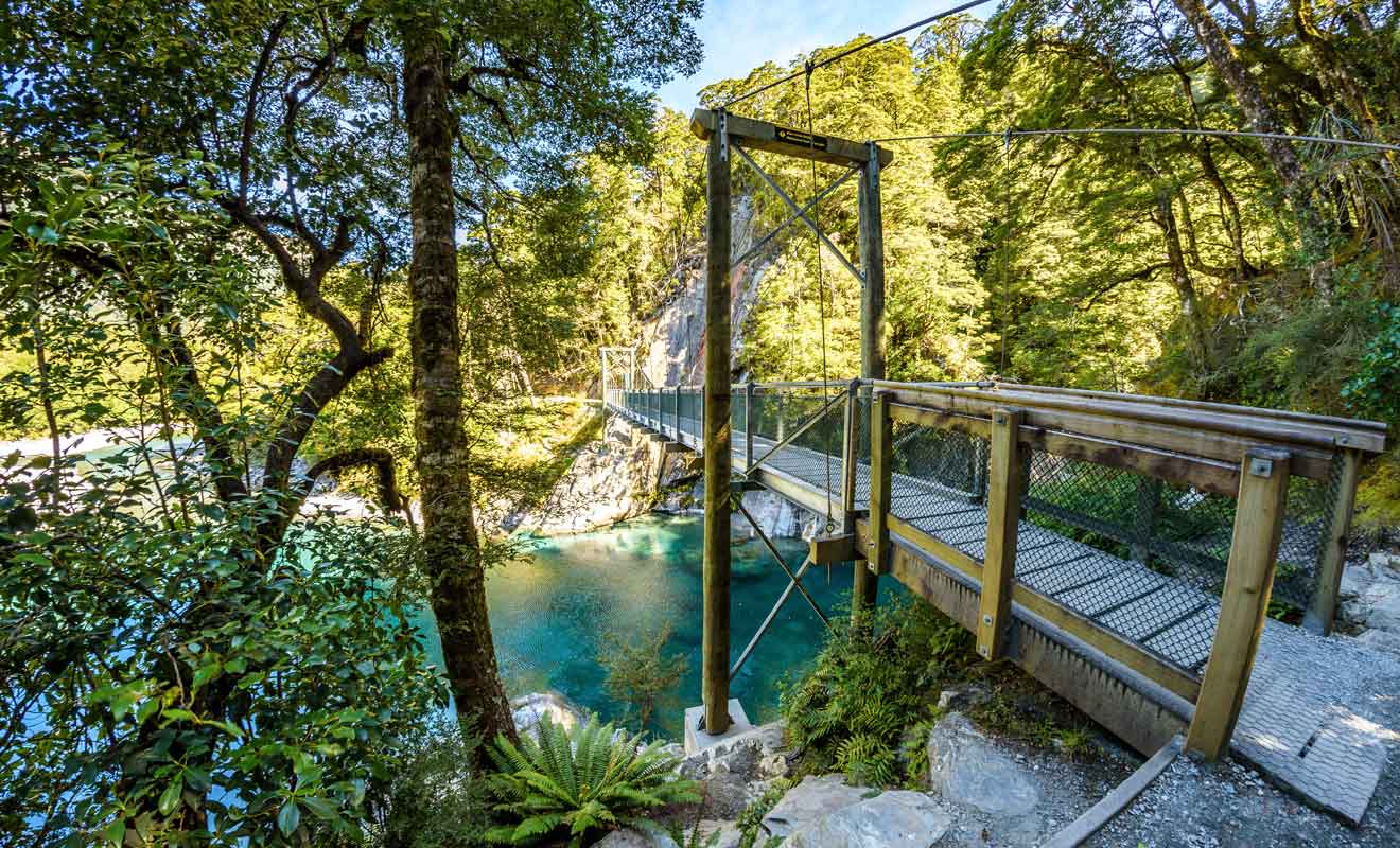 Le pont qui surplombe les Blue pools n'accepte pas plus de dix randonneurs à la fois.