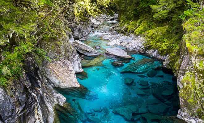 Suivez la route SH6 au départ de Wanaka pour rejoindre les Blue pools.