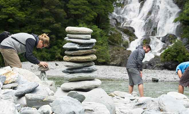 Construisez un cairn et vous serez bientôt imité par d'autres voyageurs.