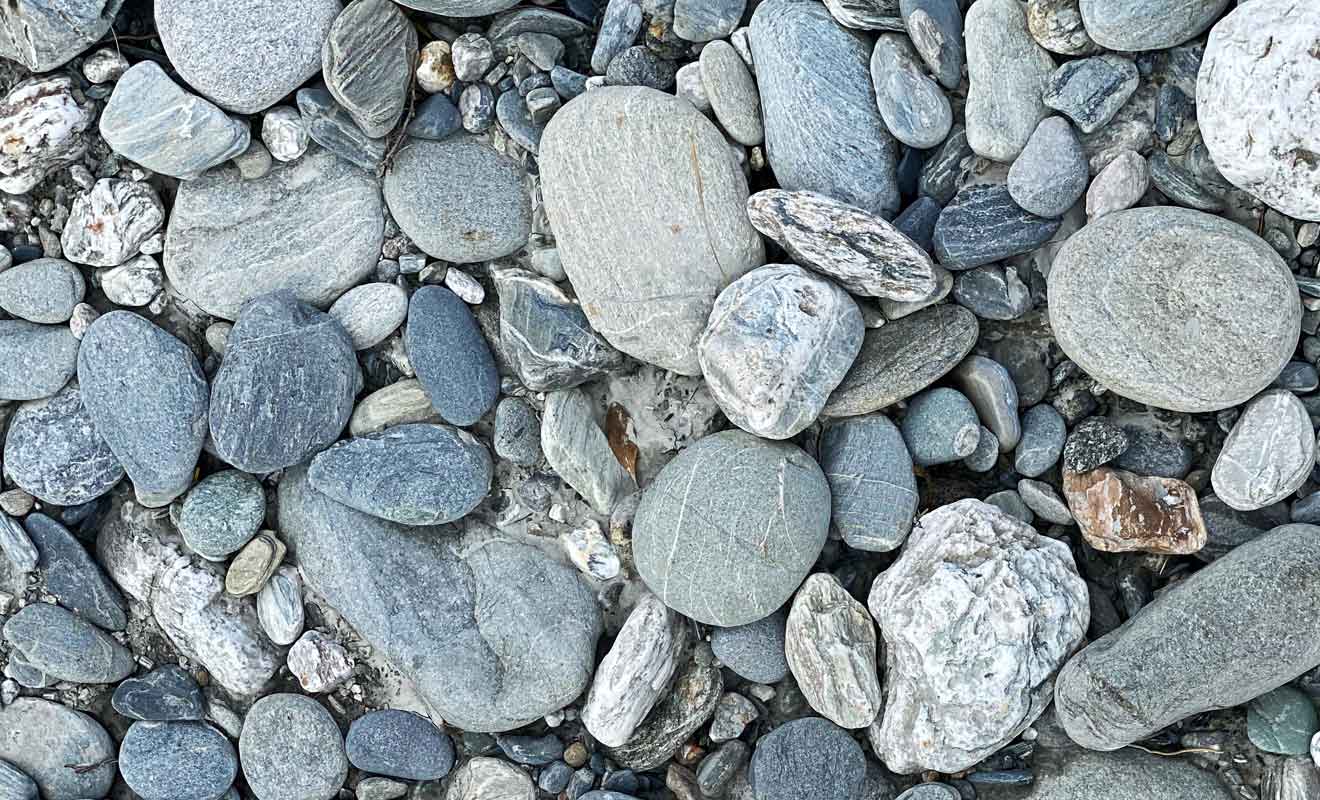Les oiseaux se nourrissent des insectes qu'ils trouvent entre les galets, et les cairns les privent de nourriture.