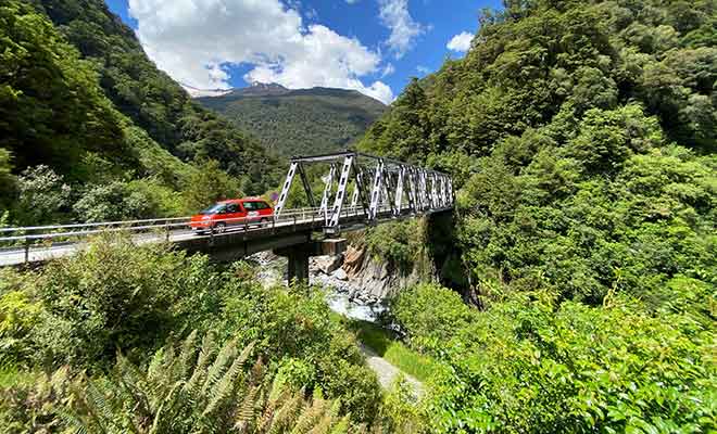 Ne stationnez pas sur le pont et ne le traversez pas à pied !