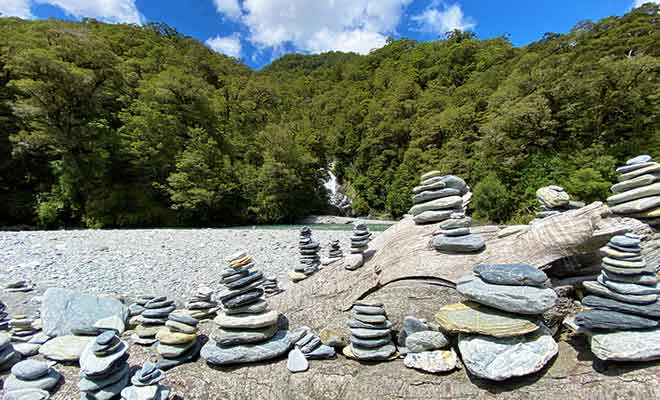 Les visiteurs construisent des cairns comme s'il y avait une obligation de le faire.