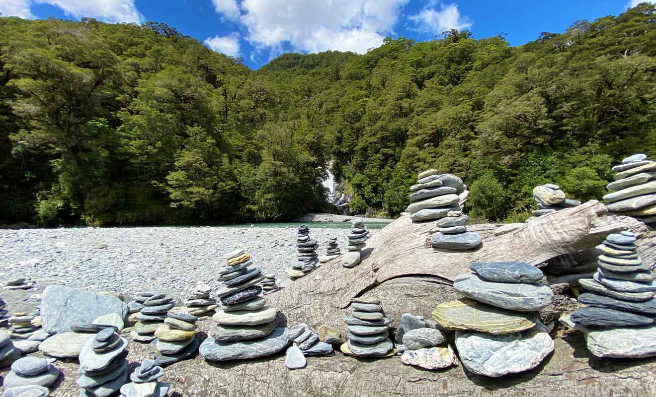 Les visiteurs construisent des cairns comme s'il y avait une obligation de le faire.