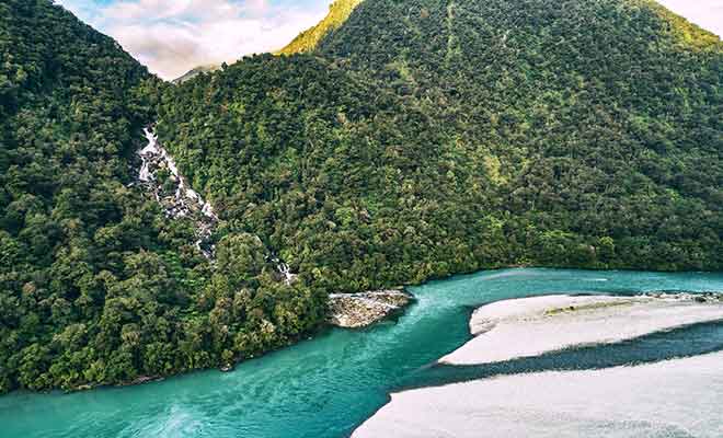 Avancez sur les galets pour vous rapprocher le plus possible des Roaring Billy Falls.