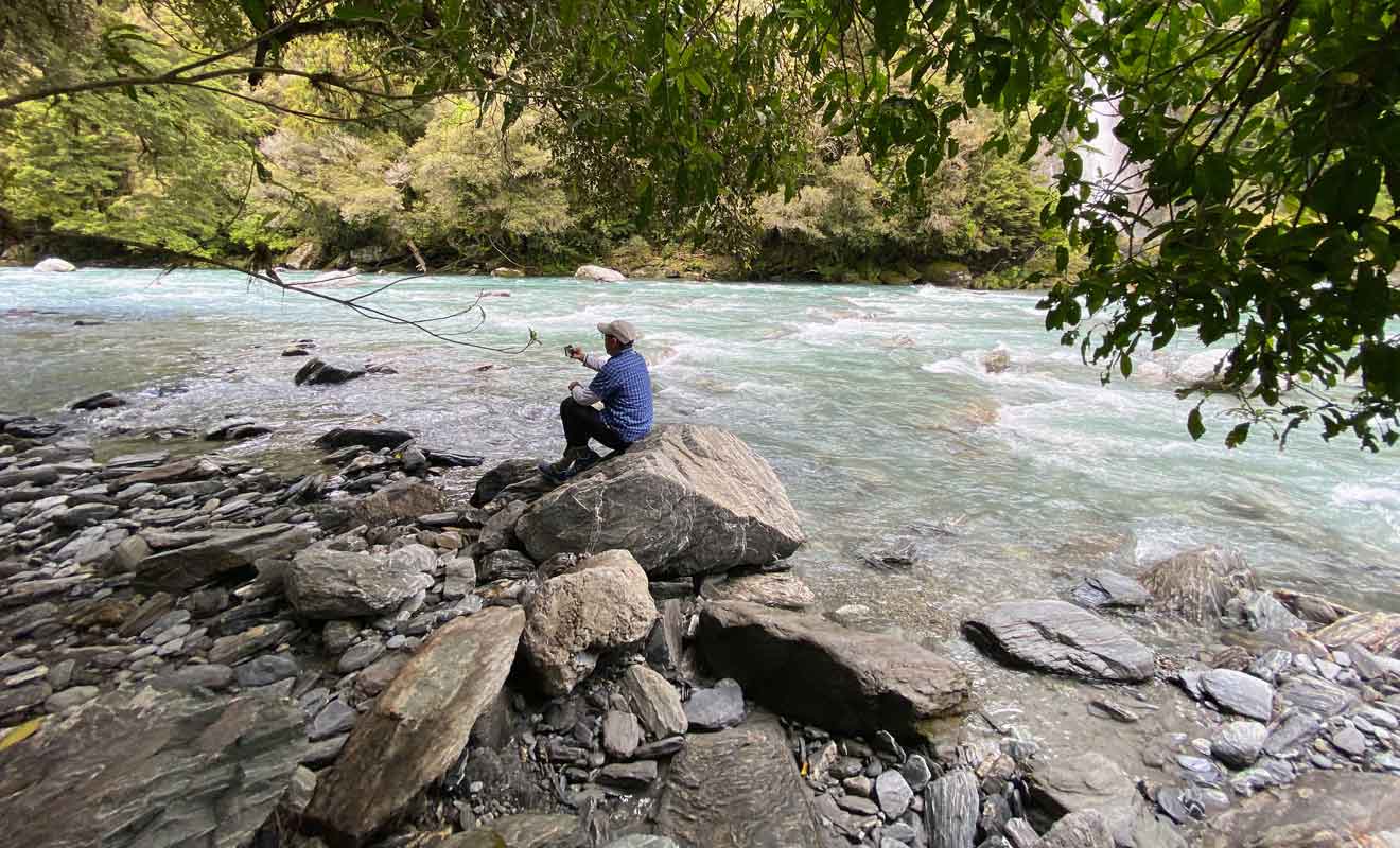 Pour un second point de vue, vous pouvez rejoindre les rochers qui bordent le lit de la rivière.