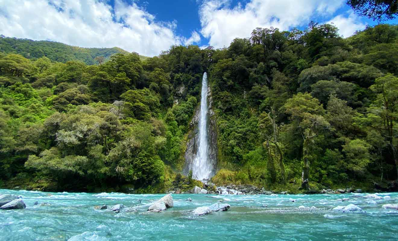 Vous ne pourrez pas approcher de la cascade, car la Haast River est impossible à traverser.