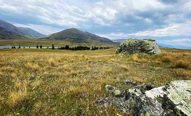 Les plaines vallonnées et parsemées de rochers justifient à elles seules la visite.