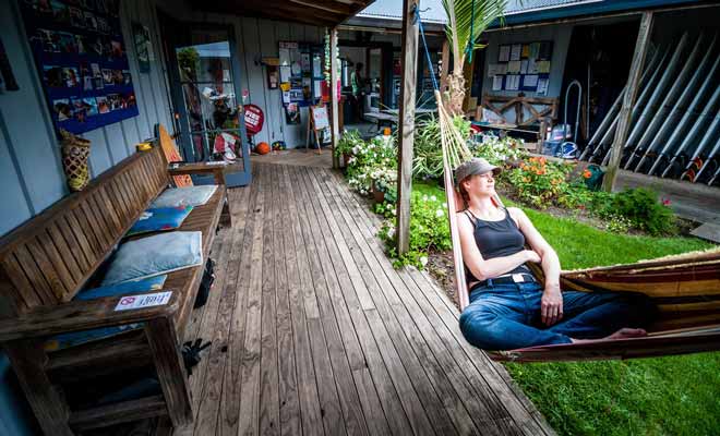 Les auberges de jeunesse des chaînes YHA et BBH proposent des nuits en dortoir ou en chambre individuelles à des prix qui défient toute concurrence. Mais une telle offre, aussi économique qu'elle puisse être, n'intéressera que les backpackers les plus motivés ou les adeptes du voyage de noces à la roots.