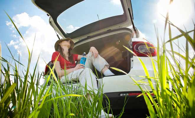 Dormir dans sa voiture pour faire des économies est une solution de secours. Mais n'espérez pas passer une nuit confortable dans une telle condition.