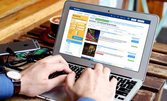 Booking.com regroupe l'immense majorité des hébergements ouverts à la réservation en Nouvelle-Zélande. La procédure se déroule à 100 % en ligne sans devoir passer le moindre coup de fil. Même si vous ne parlez pas anglais, vous pouvez réserver, car le site internet de booking.com est traduit en français.
