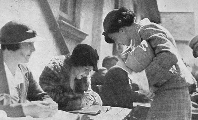 À la surprise générale, ce sera la Nouvelle-Zélande qui sera le premier pays à accorder le droit de vote aux femmes en 1893, cinquante ans avant la France par exemple.