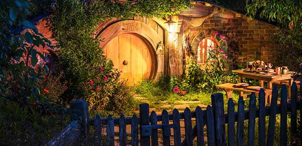 Bag End est la demeure de Bilbo. Elle se situe a sommet de la colline, sous un chêne replanté par l'équipe technique pour respecter les indications de Tolkien.