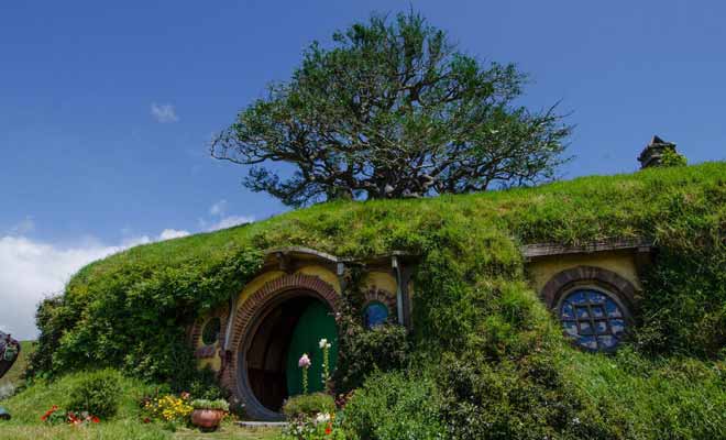Bag End est la demeure de Bilbo. Elle se situe a sommet de la colline, sous un chêne replanté par l'équipe technique pour respecter les indications de Tolkien.