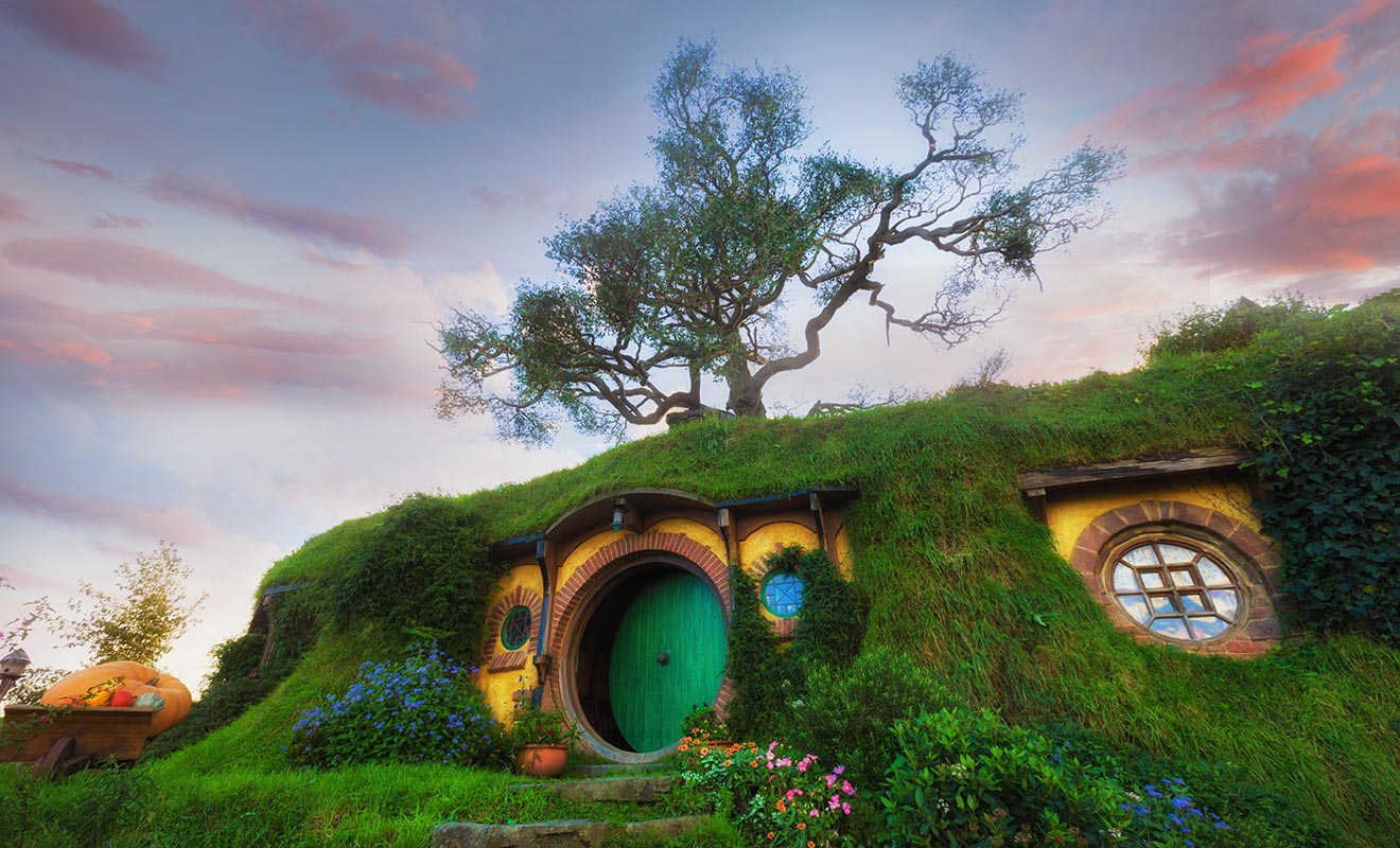 Il ne s'agit pas d'une construction spéciale, mais bel et bien du décors qui a servi pour le tournage du Hobbit. Il est entretenu toute l'année par des jardiniers.