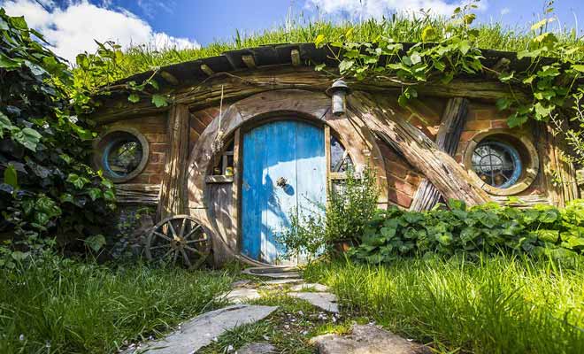 Le village des Hobbits existe réellement en Nouvelle-Zélande, mais seul l'extérieur des maisons se visite.