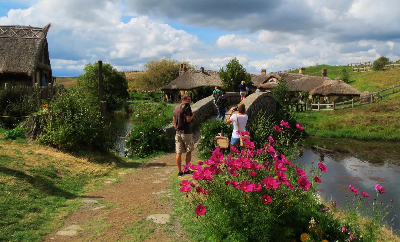 Le village de Hobbiton est à faible distance de Waitomo. Vous pourrez visiter les deux endroits sur une même journée.