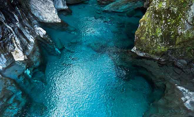 La teinte spectaculaire de l'eau s'explique par la présence de farine de roche.