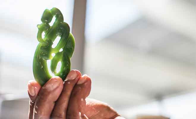 Hokitika est le meilleur endroit du pays pour acheter des oeuvres d'art en pounamu.