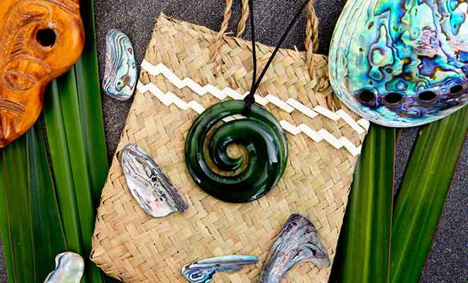 Vous trouverez de nombreuses boutiques qui vendent du pounamu à Hokitika.